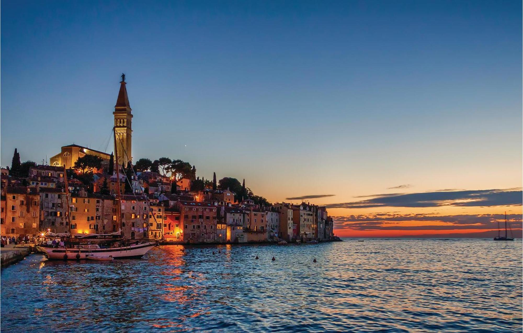 Stunning Apartment In Rovinj With Kitchen Ngoại thất bức ảnh